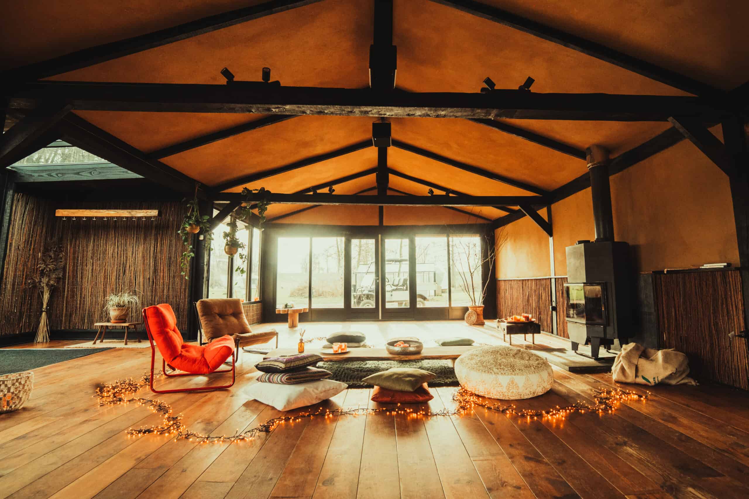 Interieur van de sfeervolle boshut