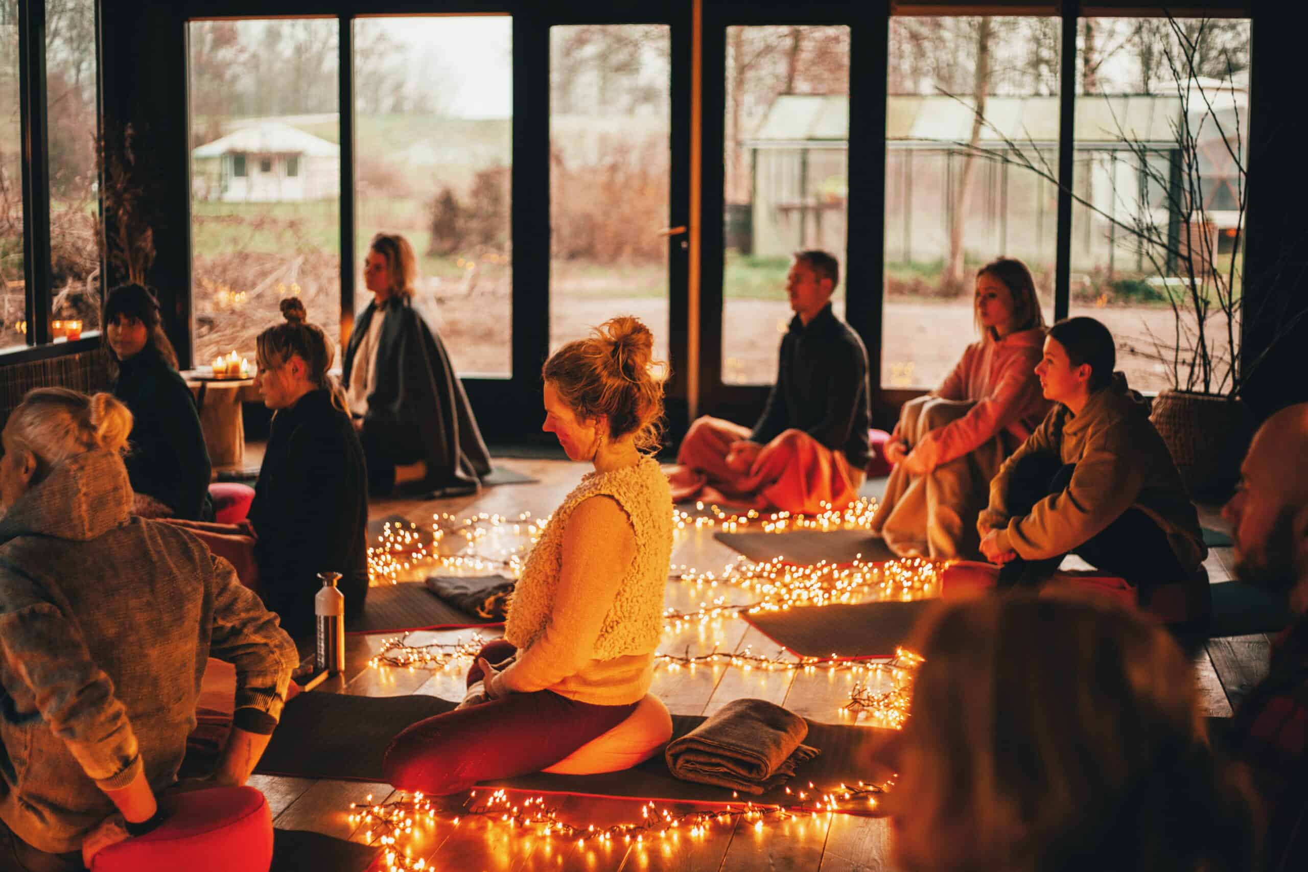 Yoga warm-up in de boshut