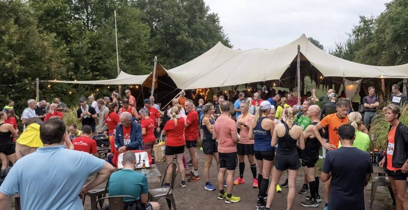 Het terrein van Energy Up bij zonsondergang