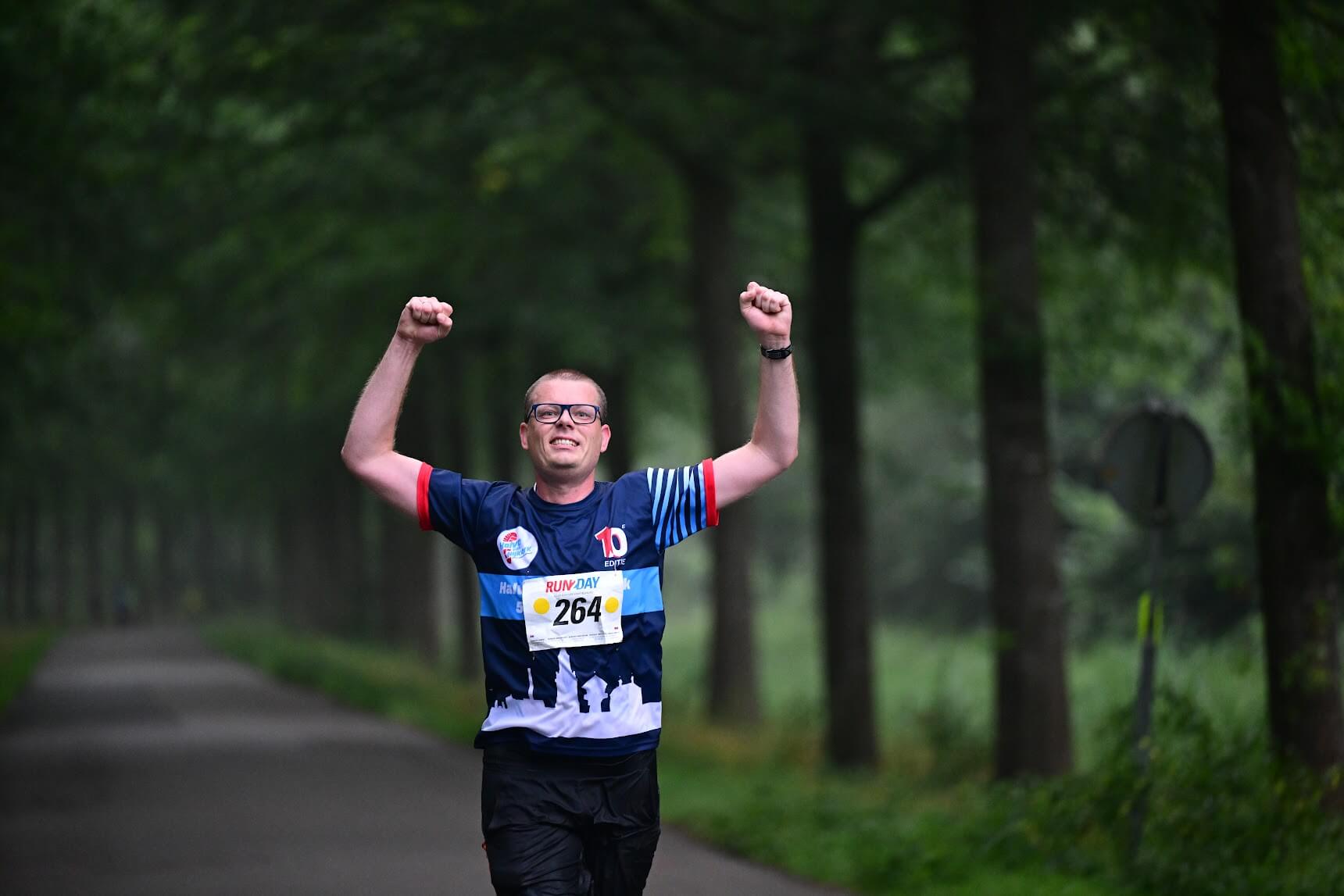 Loper viert zijn finish