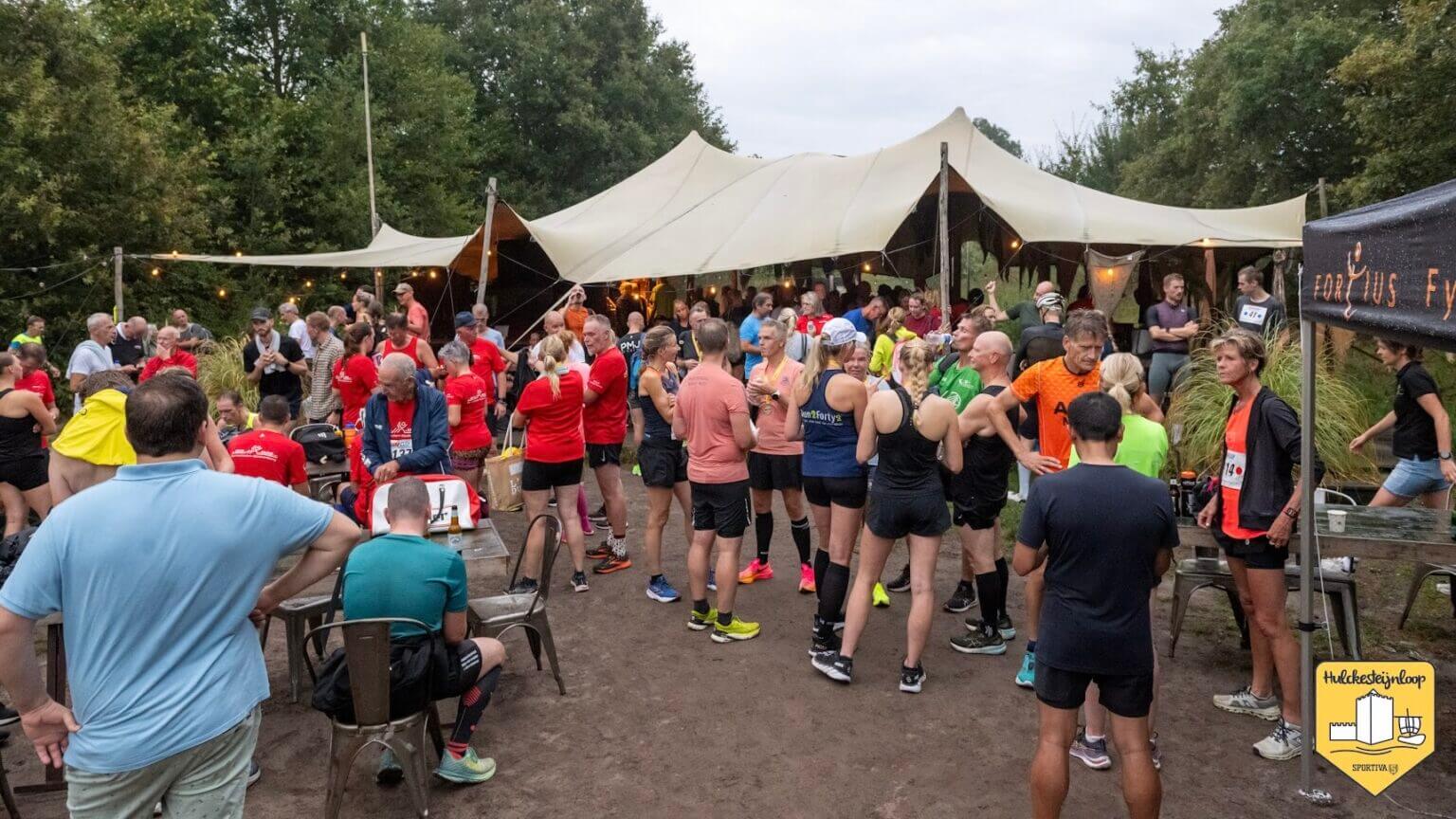 Drukte bij de festivaltent na de race